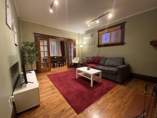 Smart TV - 2 Br/ 3 beds with free parking, wifi and much more (Winnipeg)