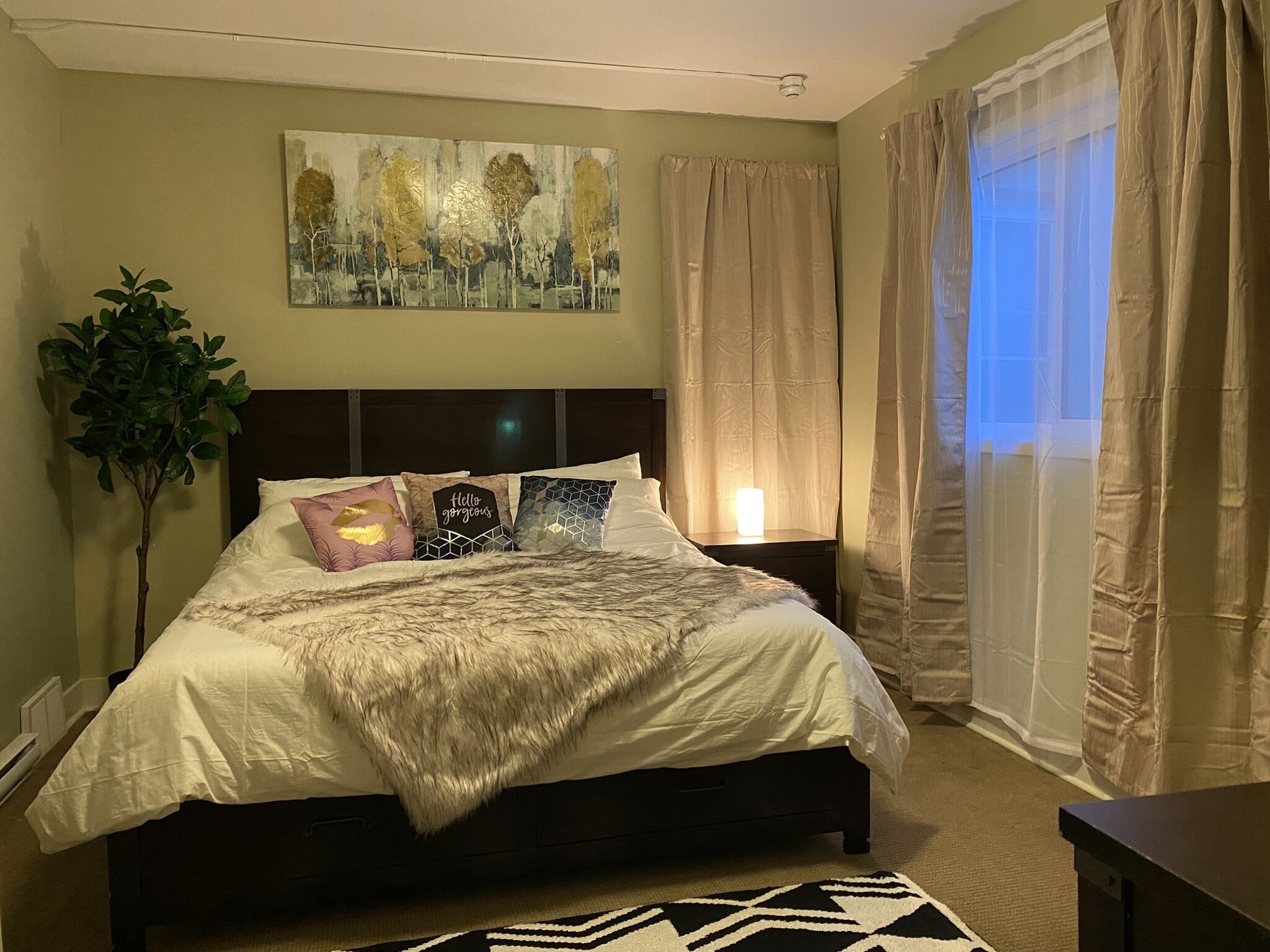 2 soverom, skrivebord, strykejern/-brett og reiseseng for barn