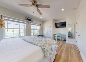 4 bedrooms, desk, iron/ironing board, free WiFi - Golf Cart Included, Game Room, Parking for 5 Vehicles, Pet Friendly (Port Aransas)