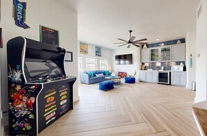 TV, video games - Golf Cart Included, Game Room, Parking for 5 Vehicles, Pet Friendly (Port Aransas)