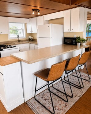 Coffee/tea maker, fridge, microwave, stovetop - Quiet Lakefront Cabin · Private Dock and Firepit (Bath)