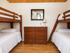3 bedrooms, WiFi (free), bed sheets