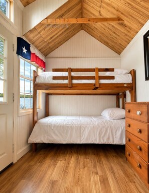 3 bedrooms, WiFi (free), bed sheets - Quiet Lakefront Cabin · Private Dock and Firepit (Bath)