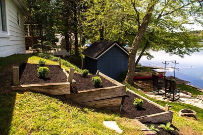 Cozy Lakeside Cabin with tons of fun!