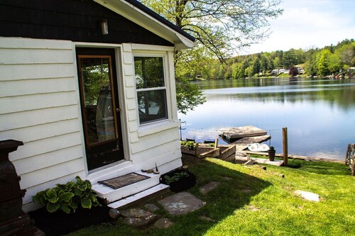 Cozy Lakeside Cabin with tons of fun!