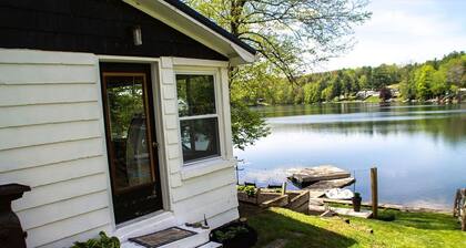 Cozy Lakeside Cabin with tons of fun!