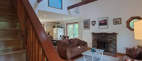 Een smart-tv, een open haard en een tafeltennistafel