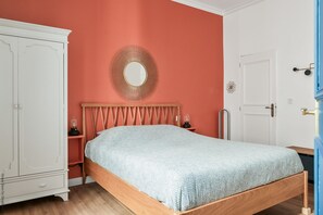 1 makuuhuone, työpöytä, silitysrauta/-lauta, vauvan matkasänky