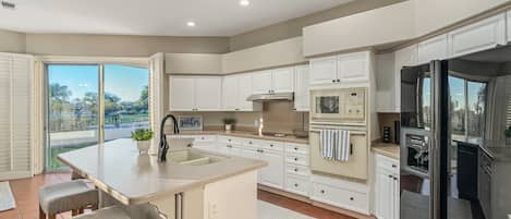 Refrigerador, microondas, horno, placa de cocina