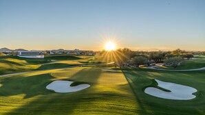 Un campo de golf con búnkeres y cielo despejado.