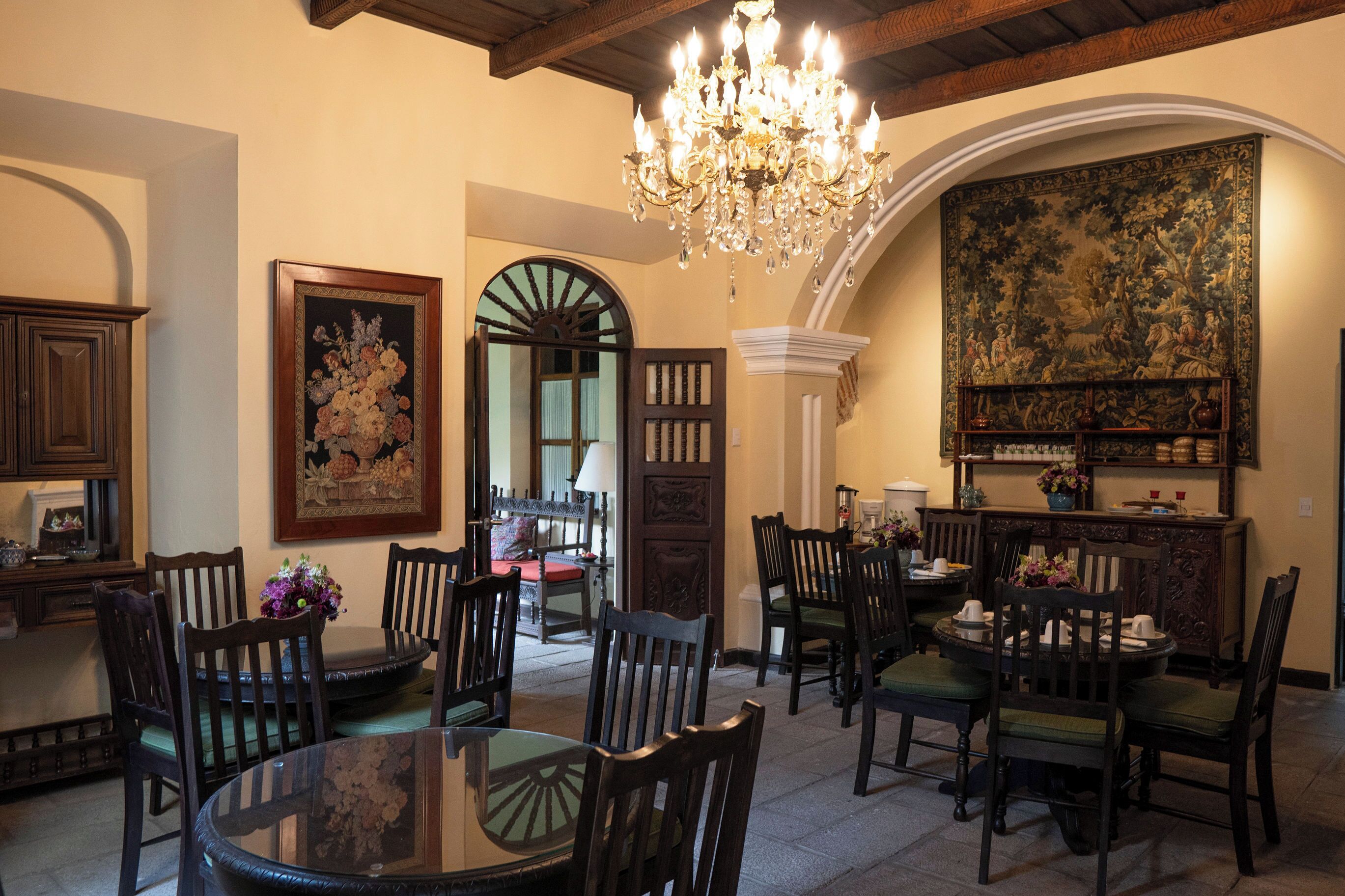 Desayuno completo gratuito y diario