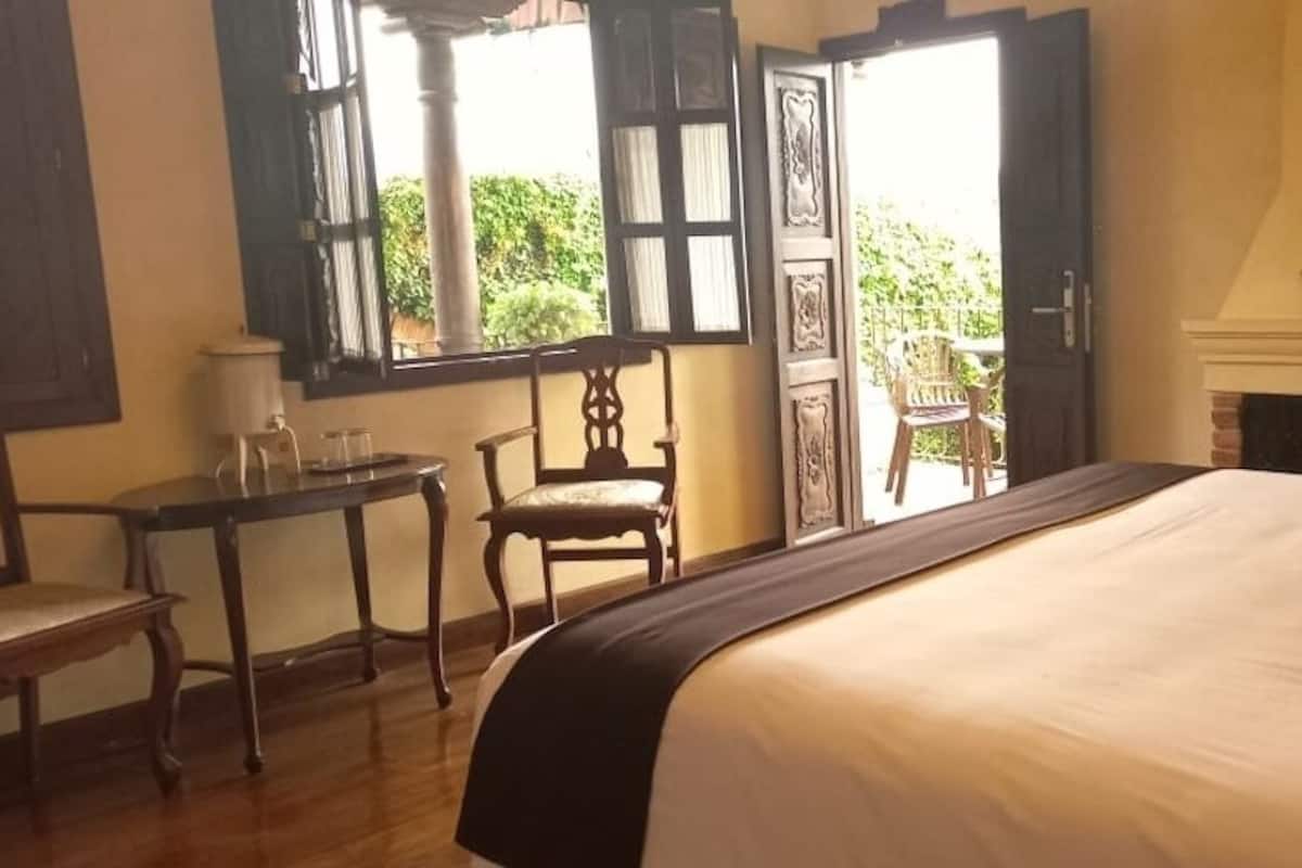Ropa de cama de alta calidad y caja de seguridad en la habitación