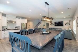 Dining - 6 bdrm - 5 King Suites, 6F\2H bath, 7th row, Large Pool & Outdoor area, Elevator (Hilton Head Island)