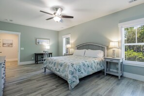 6 bedrooms, desk, iron/ironing board, travel cot - 6 bdrm - 5 King Suites, 6F\2H bath, 7th row, Large Pool & Outdoor area, Elevator (Hilton Head Island)