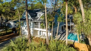 Exterior - 6 bdrm - 5 King Suites, 6F\2H bath, 7th row, Large Pool & Outdoor area, Elevator (Hilton Head Island)