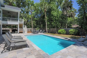 Outdoor pool, a heated pool - 6 bdrm - 5 King Suites, 6F\2H bath, 7th row, Large Pool & Outdoor area, Elevator (Hilton Head Island)