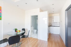 Lounge - Euston Modern Apartments (London)