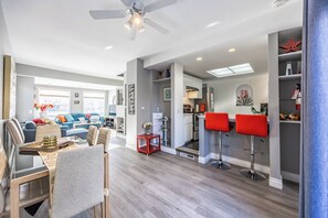 Téléviseur connecté, foyer, table de baby-foot, livres