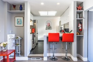 Réfrigérateur, four à micro-ondes, un four, surface de cuisson