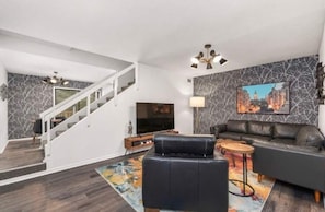 Smart TV - Oakwell Townhome - King Bed Suite minutes from Texas A&M (Bryan)