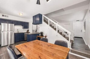 Fridge, microwave, oven, stovetop - Oakwell Townhome - King Bed Suite minutes from Texas A&M (Bryan)