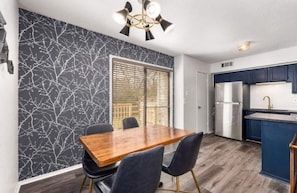 Dining - Oakwell Townhome - King Bed Suite minutes from Texas A&M (Bryan)