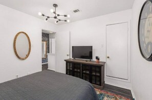 2 bedrooms, iron/ironing board, free WiFi, bed sheets - Oakwell Townhome - King Bed Suite minutes from Texas A&M (Bryan)