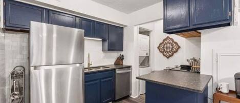 Een koelkast, een microgolfoven, een oven, een kookplaat