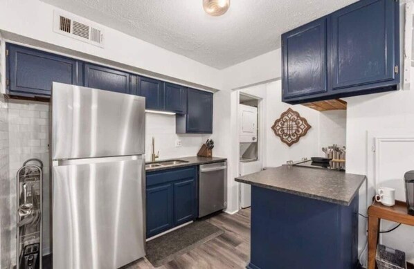 Fridge, microwave, oven, stovetop - Oakwell Townhome - King Bed Suite minutes from Texas A&M (Bryan)