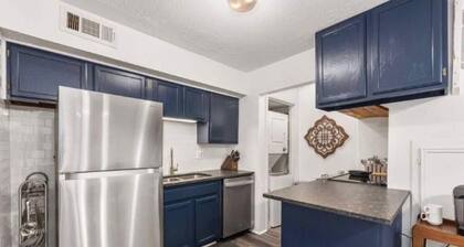 Oakwell Townhome - King Bed Suite minutes from Texas A&M