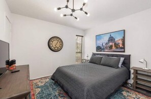 2 bedrooms, iron/ironing board, free WiFi, bed sheets - Oakwell Townhome - King Bed Suite minutes from Texas A&M (Bryan)