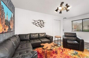 Smart TV - Oakwell Townhome - King Bed Suite minutes from Texas A&M (Bryan)