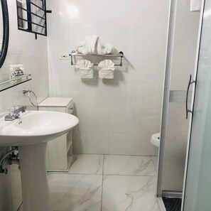 Duschwanne, Handtücher, Toilettenpapier