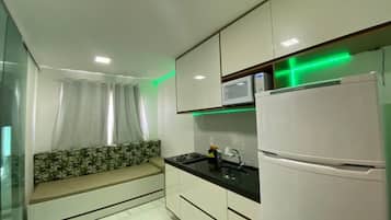 Geladeira, micro-ondas, fogão, cooktop