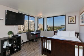 مكتب ومكواة/لوح كي وواي فاي مجانًا وملاءات أسرّة