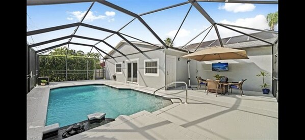 Alberca al aire libre y alberca climatizada