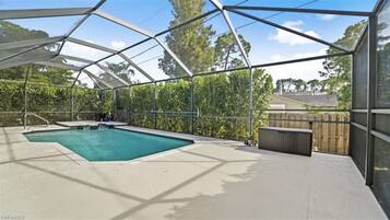 Alberca al aire libre y alberca climatizada