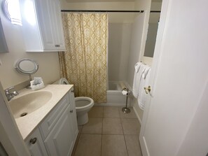 Bañera con ducha, secador de pelo, toallas, jabón