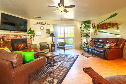  Spacious- 11 min to Yosemite toll- 13 guests- 7+ beds, pet- game room- 2000 Ft