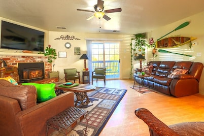  Spacious- 11 min to Yosemite toll- 13 guests- 7+ beds, pet- game room- 2000 Ft