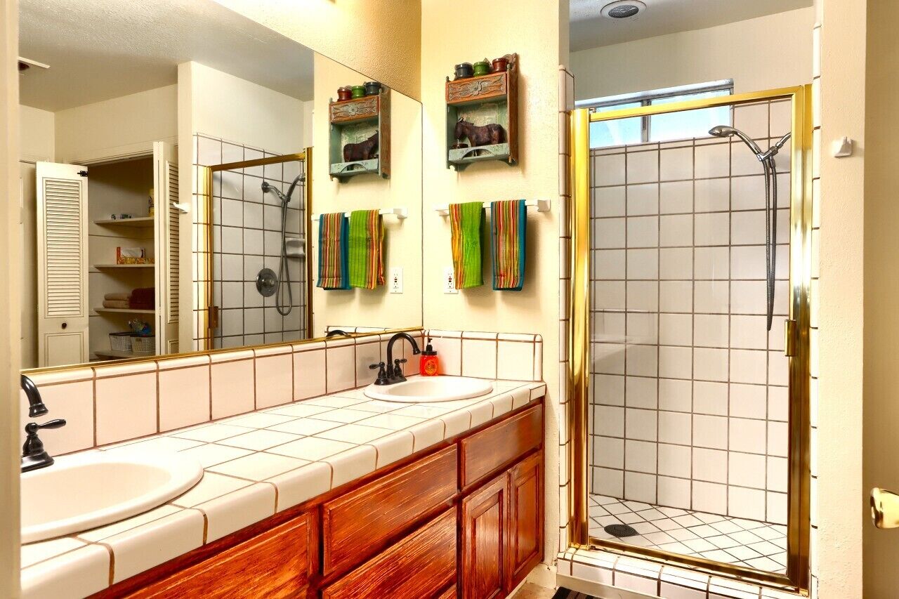 Combined shower/bathtub, hair dryer, towels, soap