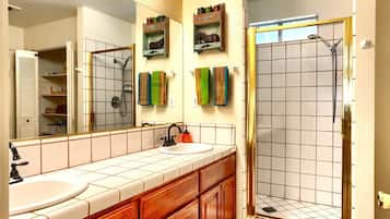 Combined shower/bathtub, hair dryer, towels, soap