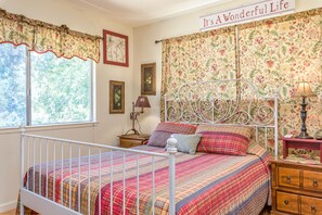 3 bedrooms, travel cot, free WiFi, bed sheets -  Spacious- 11 min to Yosemite toll- 13 guests- 7+ beds, pet- game room- 2000 Ft (Oakhurst)