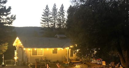 Country cabin 11 min to Yosemite toll- 13, guest 7 beds game room 2000 Ft