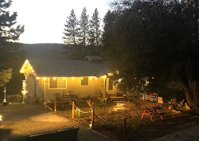  Country cabin 11 min to Yosemite toll- 13, guest 7 beds  game room 2000 Ft