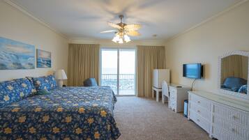 3 habitaciones, escritorio y tabla de planchar con plancha