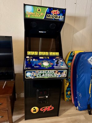 Games room - Felspar House · Clean, Charming House in PB 🏖☀️ AC, pkg & laundry (San Diego)
