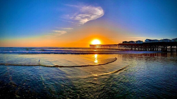 A pier extending into the ocean with a sunset in the background. - Felspar House · Clean, Charming House in PB 🏖 ☀️ AC, pkg & laundry (San Diego)