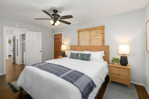 3 slaapkamers, een bureau, een strijkplank/strijkijzer, reisbedje