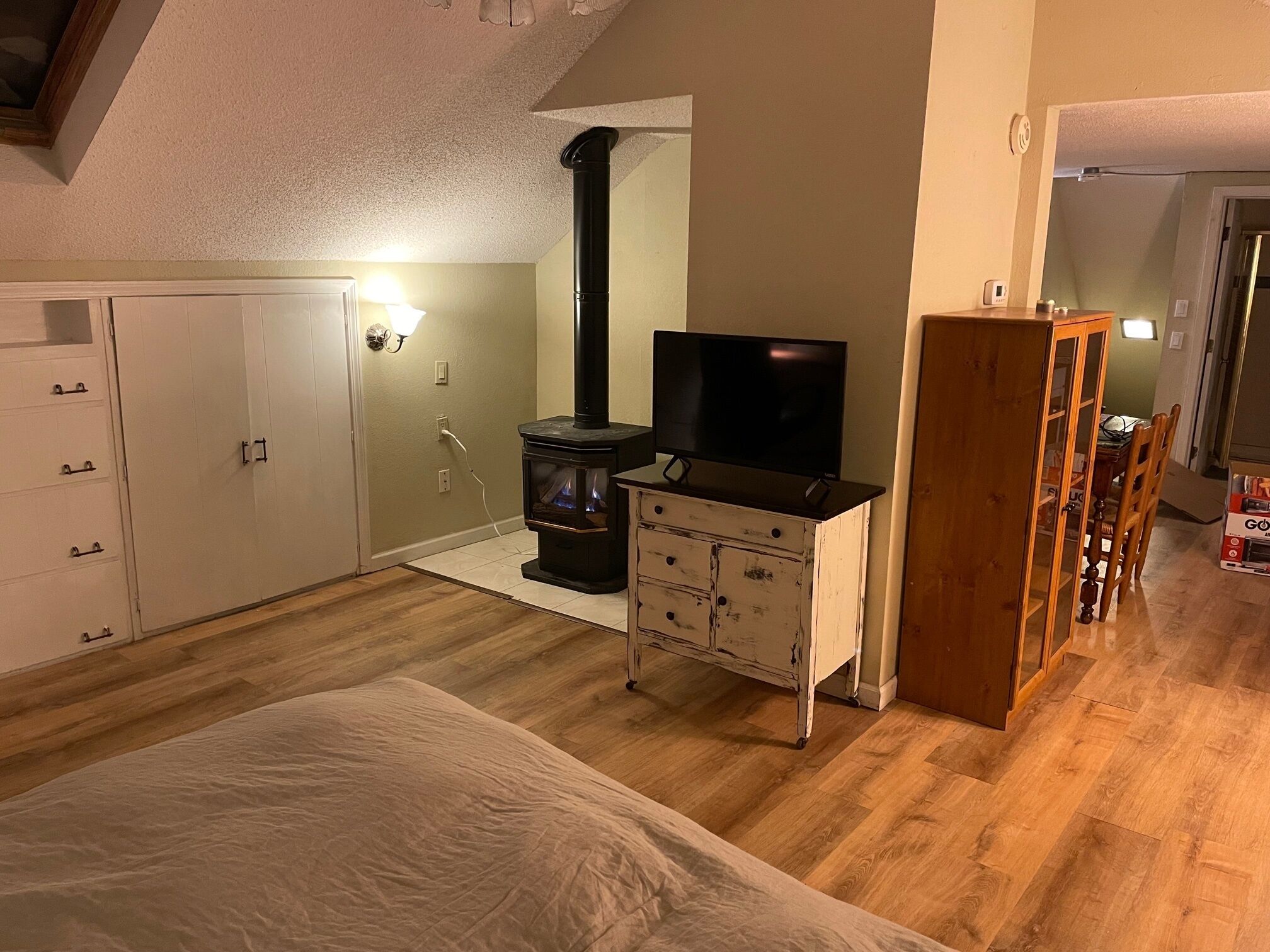 2 bedrooms, desk, iron/ironing board, travel crib